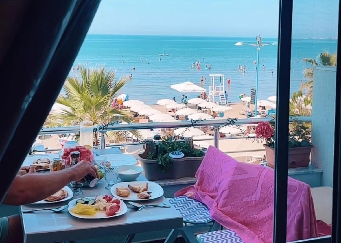 Durres Strand Direkt Am Meer Eksteriør billede