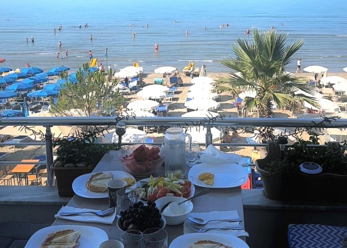 Durres Strand Direkt Am Meer Eksteriør billede